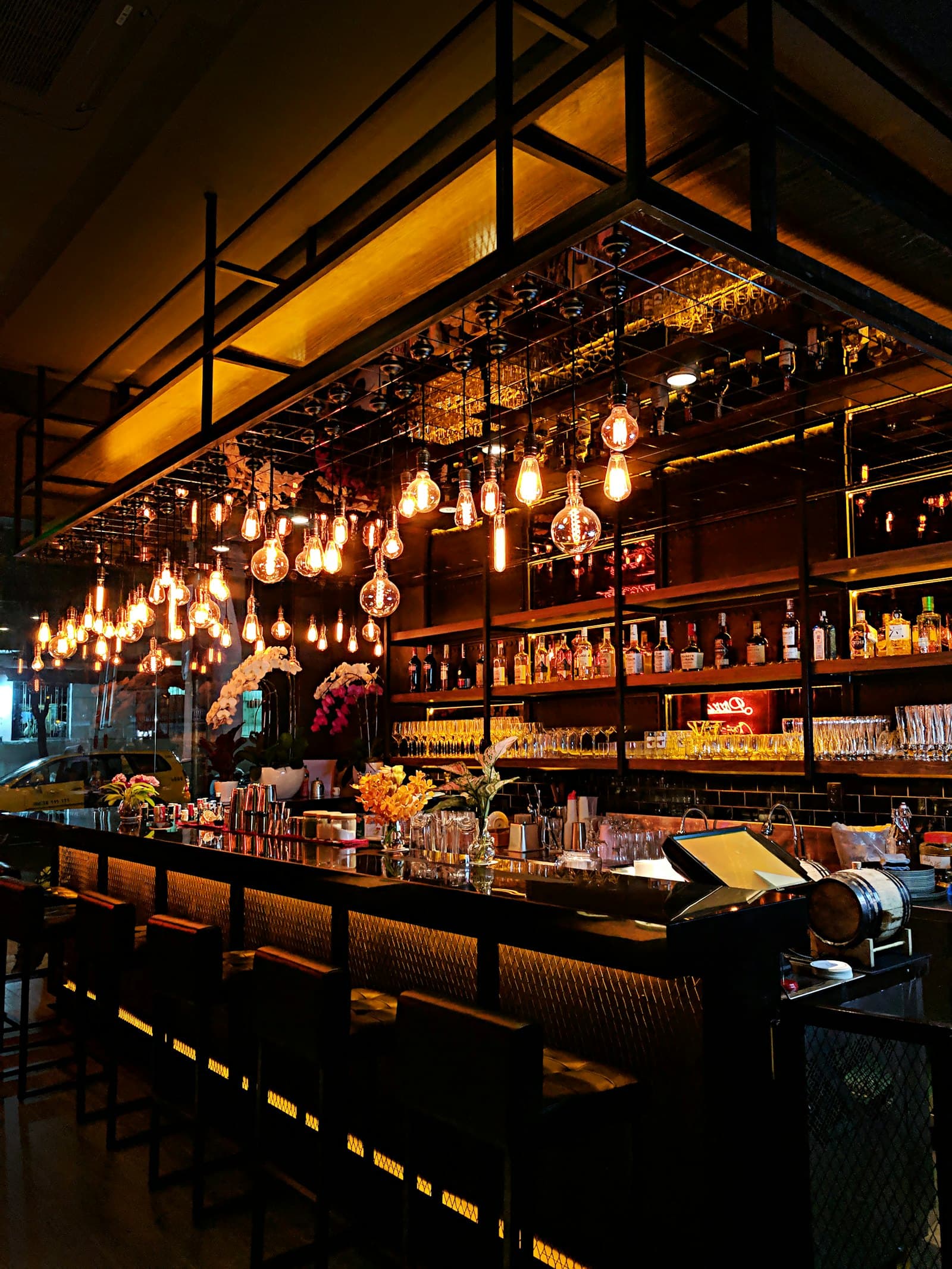 Un comptoir de bar éclairé par des ampoules à filament